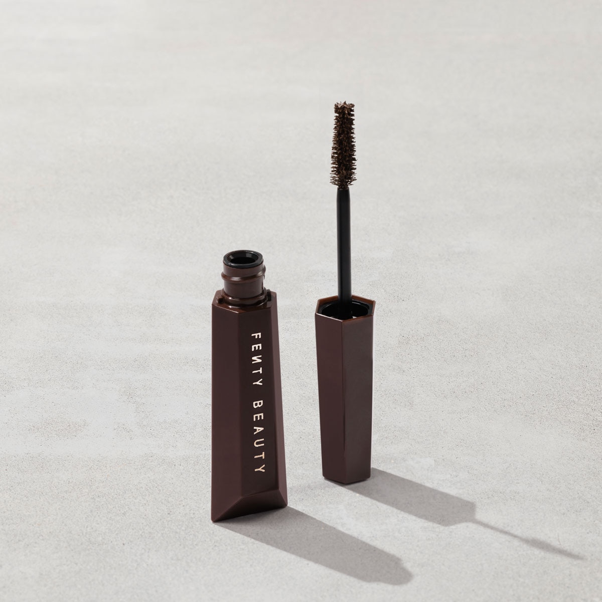 HELLA THICC VOLUMIZING MASCARA (MÁSCARA DE PESTAÑAS)